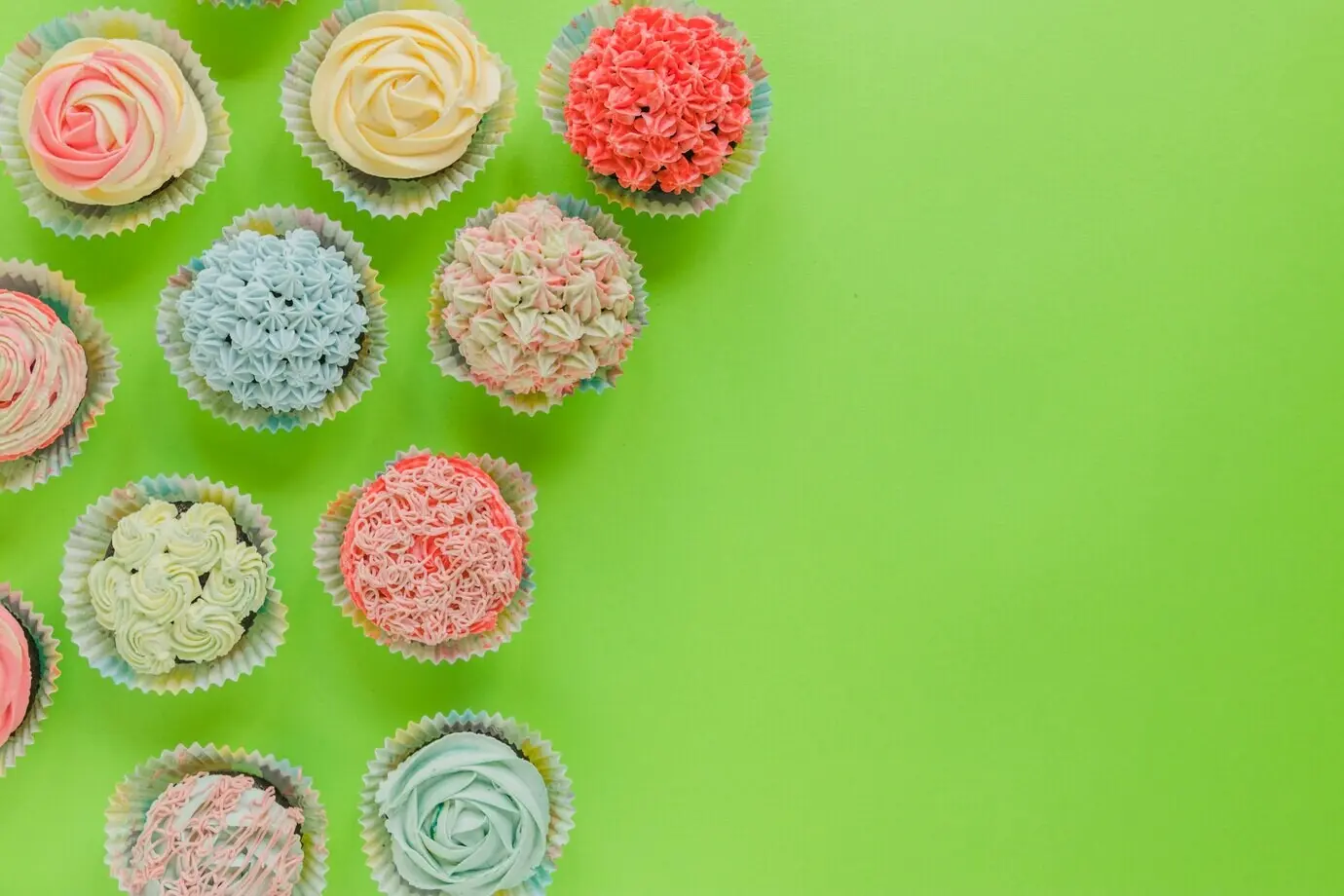 Яркие капкейки на зелёном фоне