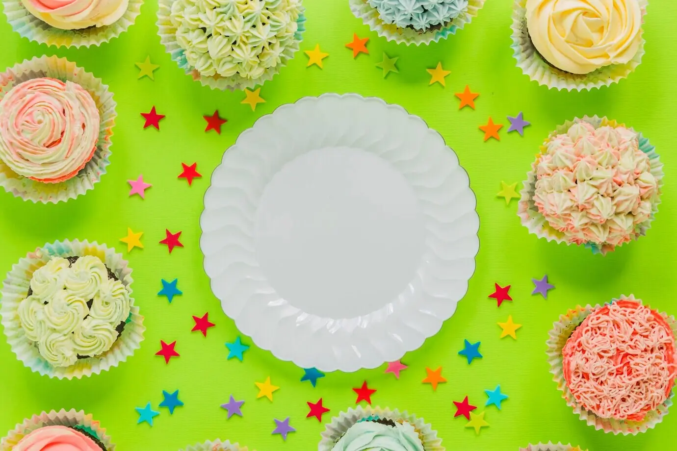 Тарелка в окружении капкейков