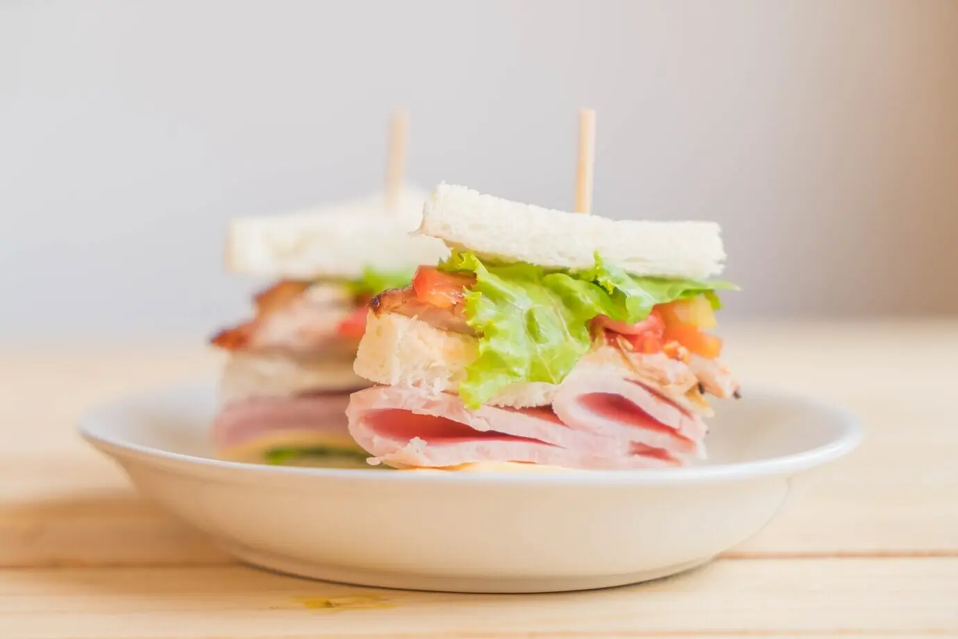 Пожалуйста, пришлите исходное описание «сэндвича» на русском, которое нужно перефразировать.