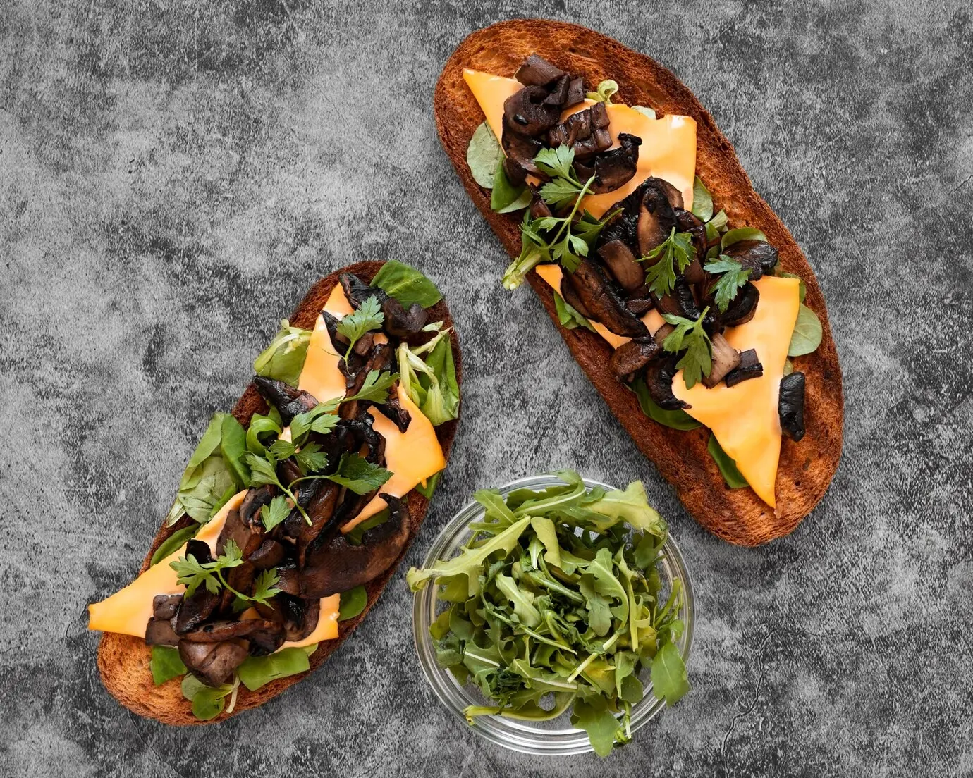 Вид сверху на аппетитное блюдо из сэндвичей.