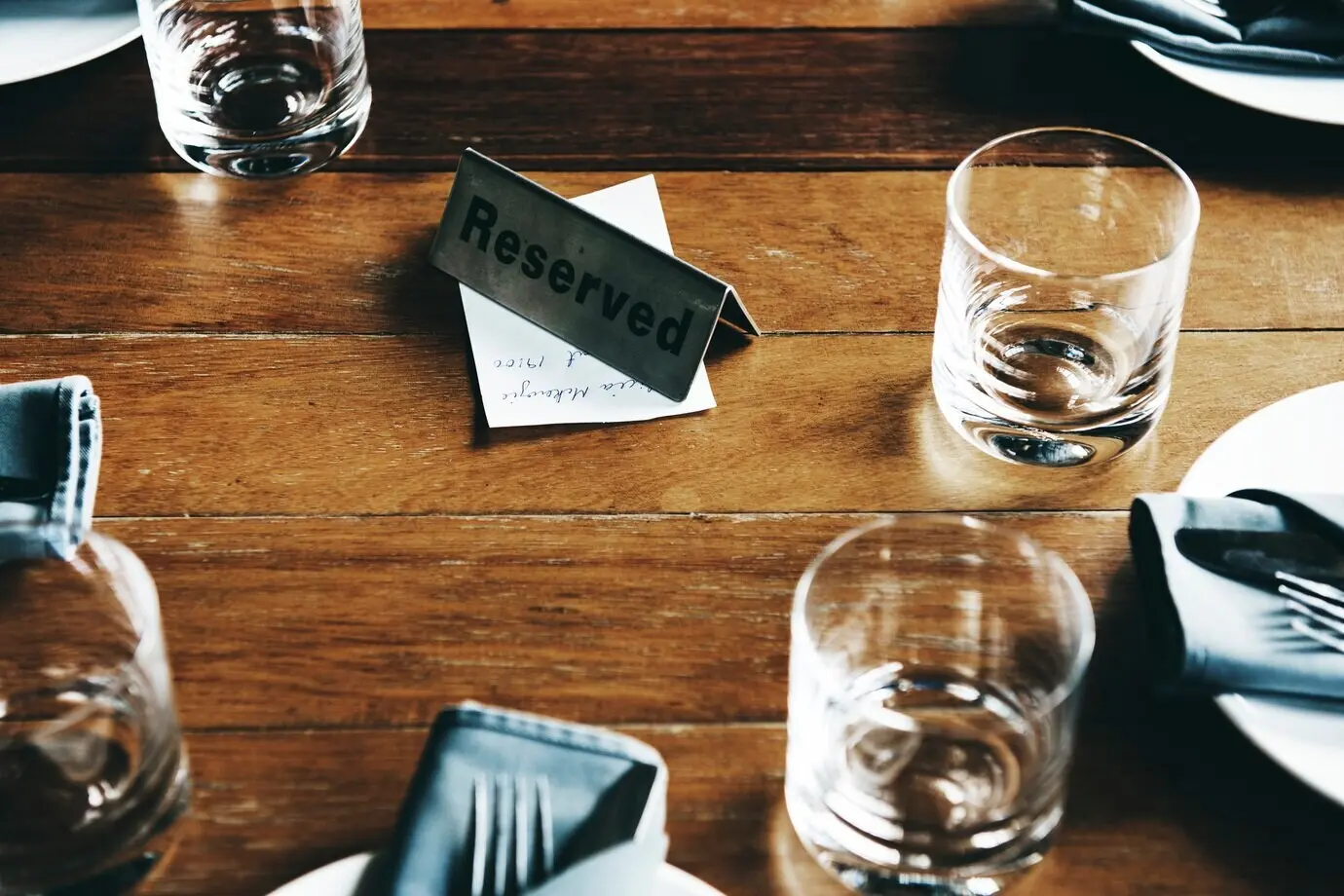 Концепция мероприятия: банкетная столовая посуда в помещении