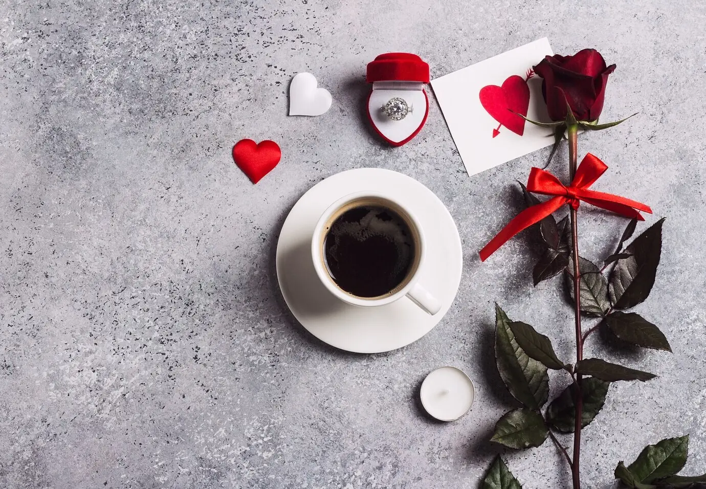 Сервировка стола для романтического ужина на День святого Валентина с предложением «выходи за меня» и кольцом для помолвки.